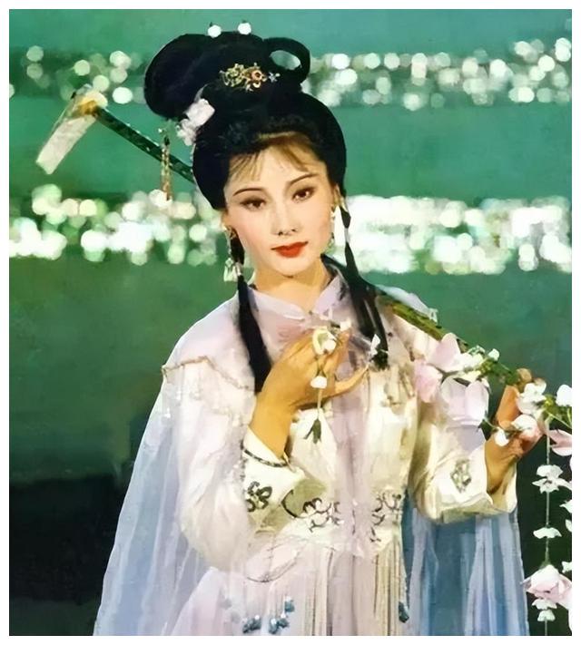 何賽飛：曾是鄧穎超座上賓，因長得太美無人敢追，父親為她不續娶