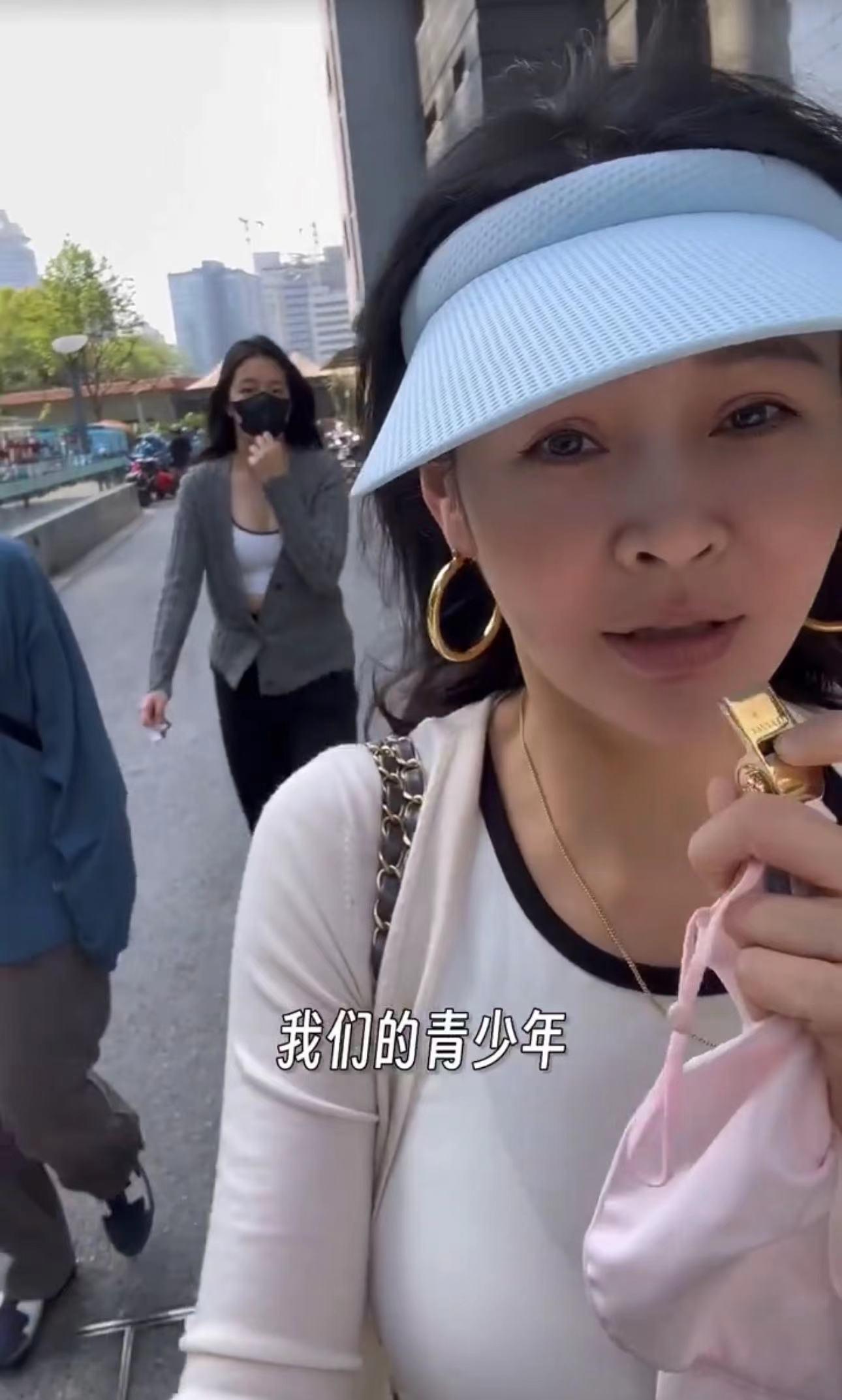 於明加