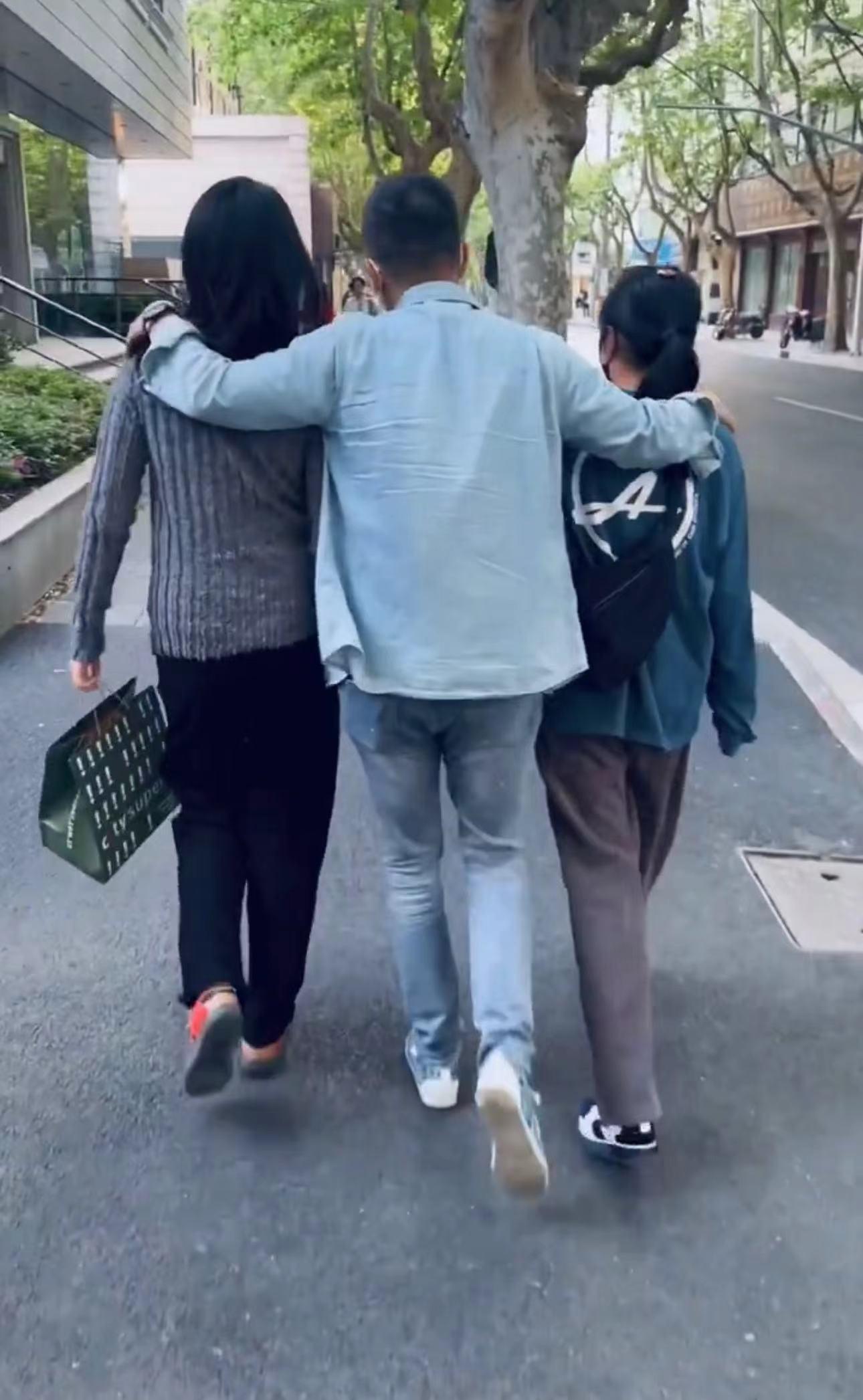 於明加