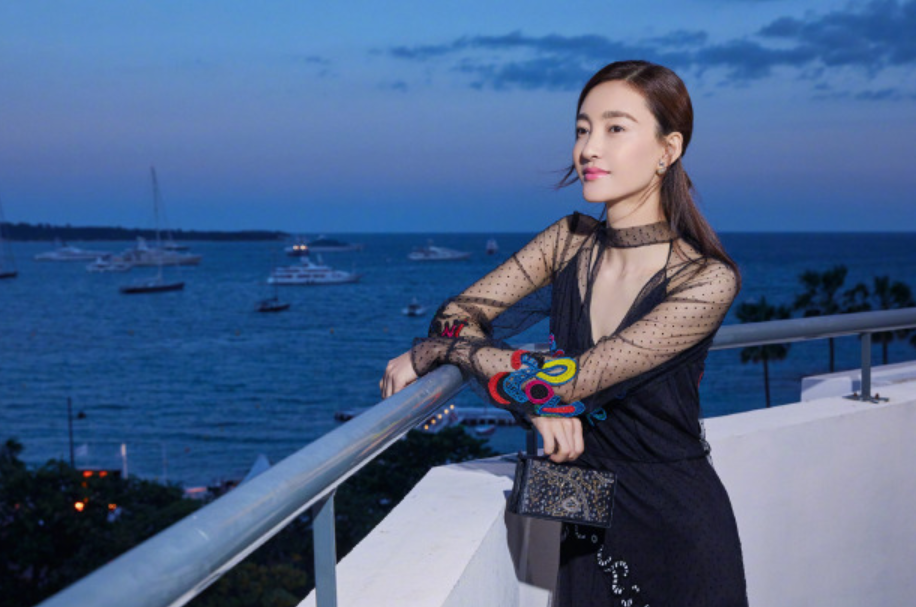王麗坤的高級感始終如一，穿著黑色薄紗連身裙，她才是最懂優雅的人