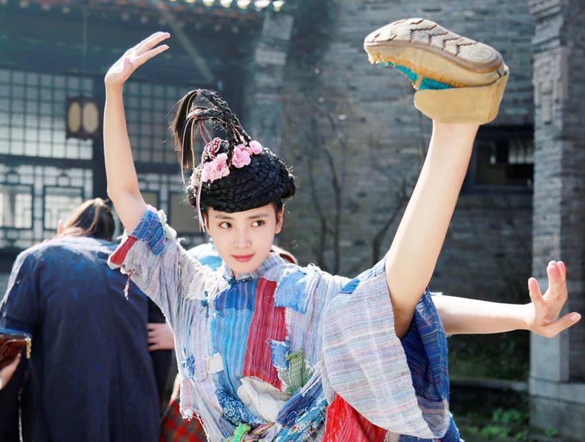 陳坤和周迅的公司旗下藝人 ，從小神婆變女警，攜手張藝興開啟考古逆襲路！