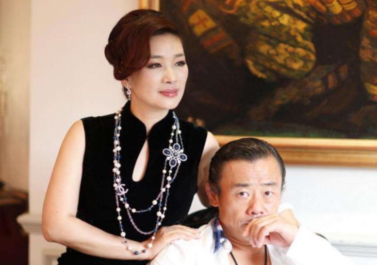 胡潔簡介(溫州女富豪胡潔：前夫貪污入獄16年，二婚嫁週立波，送百萬保時捷)