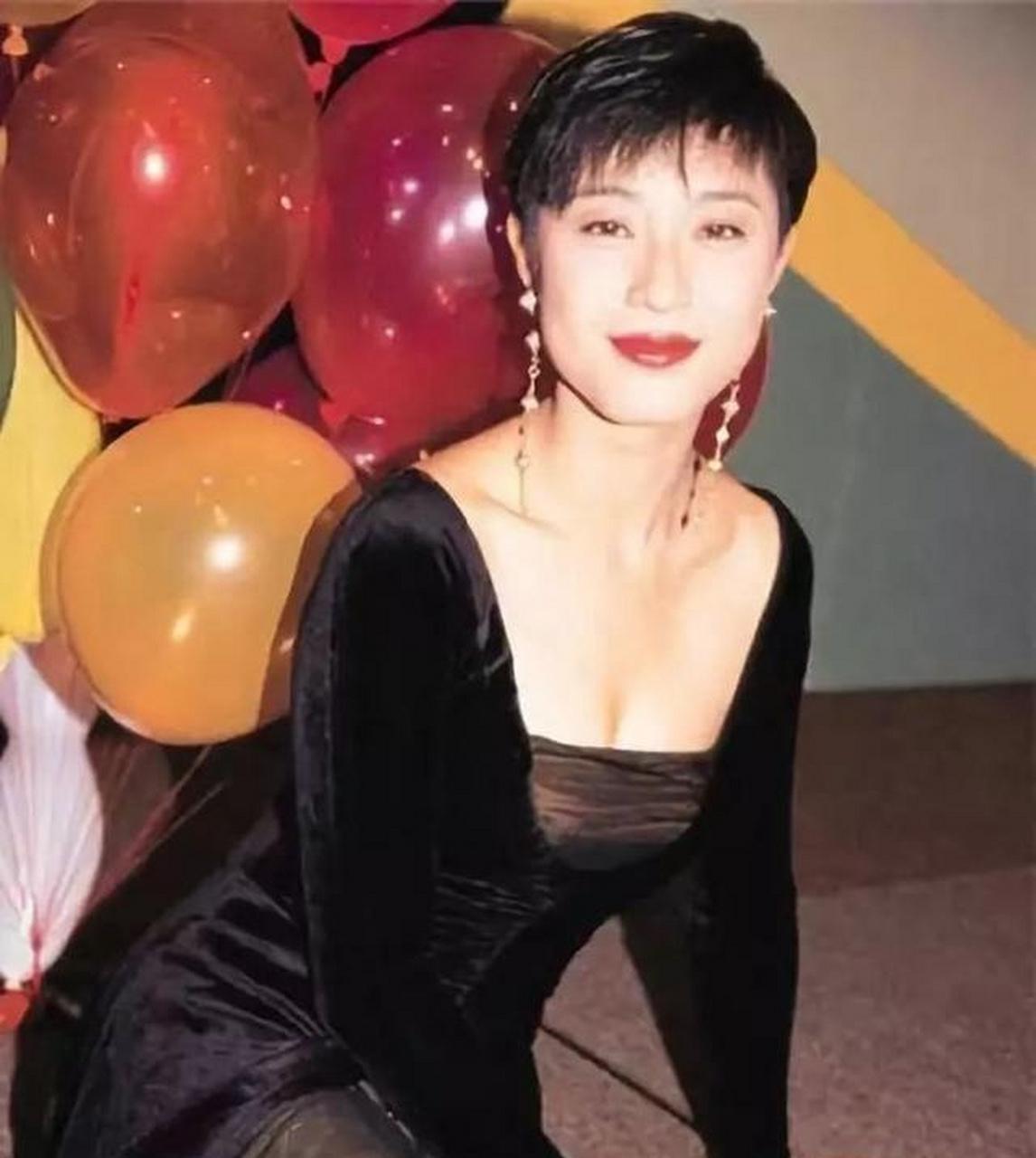 倪震