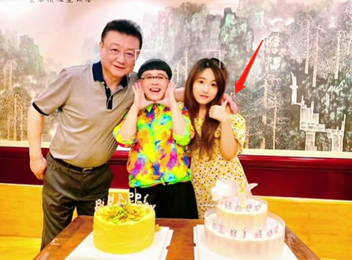 劉純燕個人檔案（55歲金龜子曬全家福慶生！被老公貼身摟肩，女兒五官出眾氣質佳）