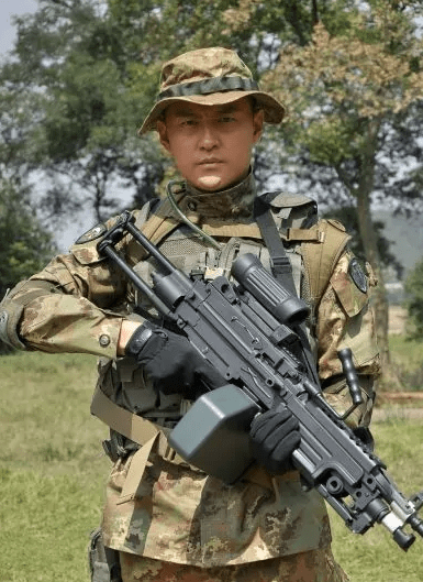 何達