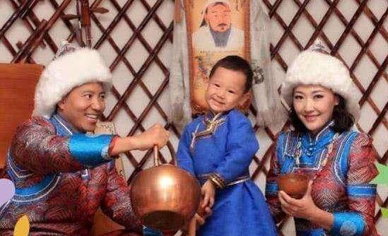 何達