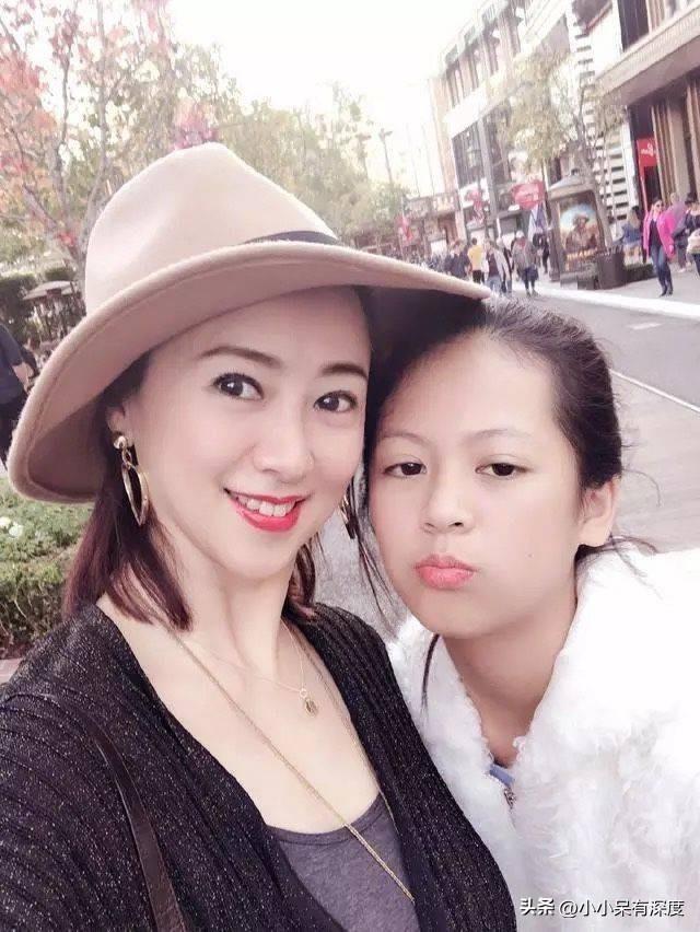 翁虹個人資料（51歲翁虹曬全家福，翁虹的一家子：媽媽美、爸爸帥，女兒顏值高）