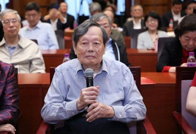 楊振寧是誰(楊振寧對中國的貢獻究竟有多大？他的一生要比你想像地更矚目)