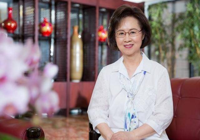 愛上大自己25歲的老師瓊瑤個人資料簡介（瓊瑤的一生有多狗血？）