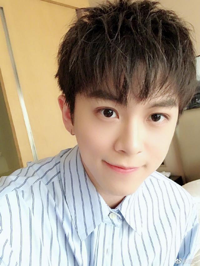 武藝爸爸是誰(快男萌系男神武藝，父親居然是歌手武力，難怪顏值唱功俱佳)