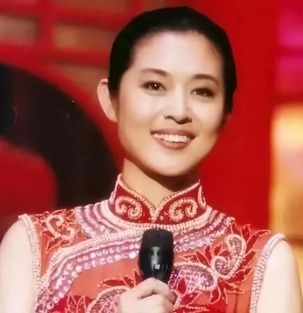 倪萍簡歷及個人資料簡介等（悲情倪萍：5個男人3段婚姻，為兒治病10載，47歲才嫁給愛情）