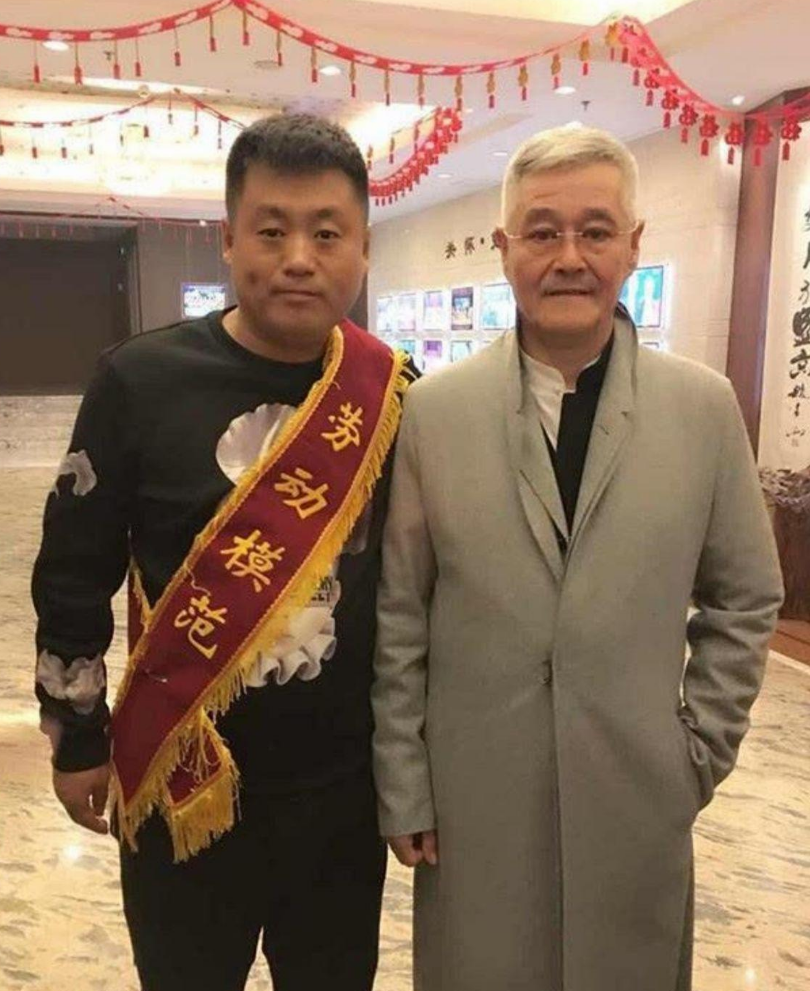 宋曉峰個人簡介（「趙本山徒弟」宋曉峰：走紅後將患難妻子當成寶，女兒是他的驕傲）