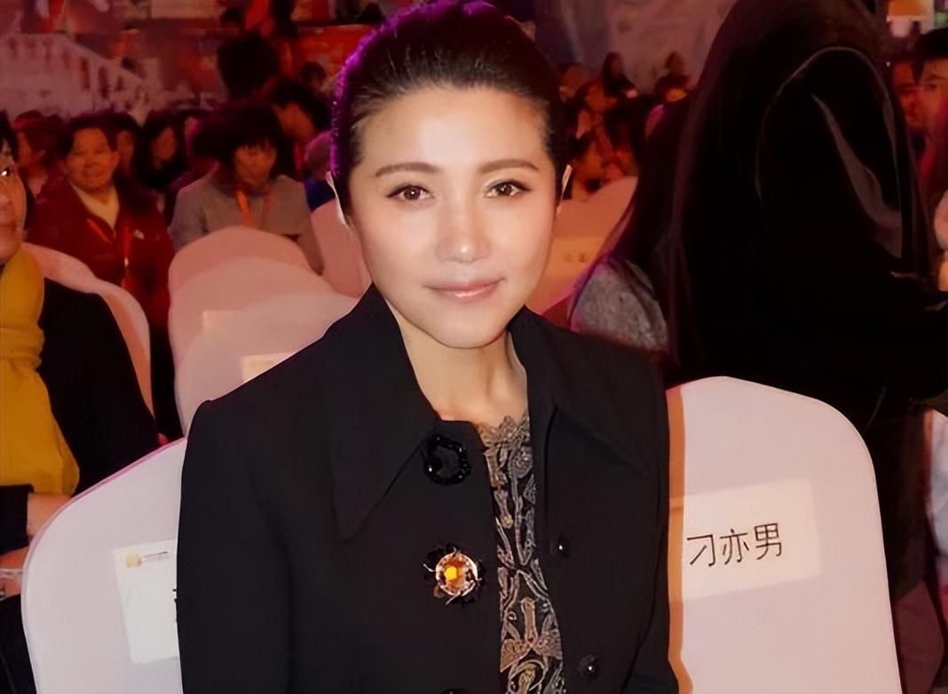 顏丙燕個人資料簡介及老公（照顧患絕症的母親8年，與李乃文有緣無份，49歲顏丙燕至今仍單身）
