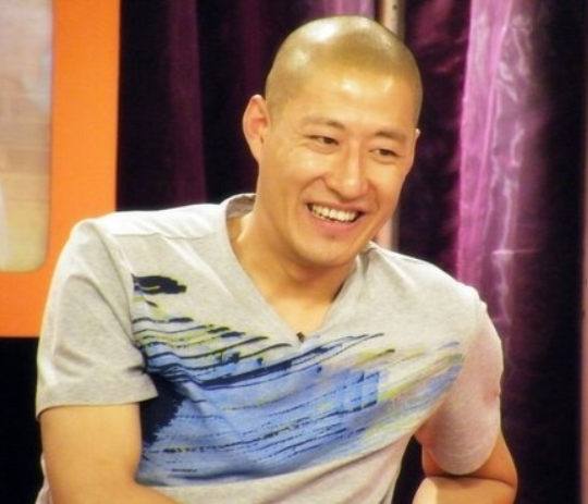 於震