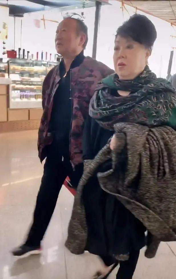 田震