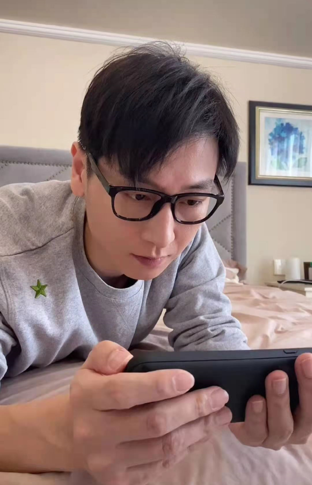 主持人李好夫妻同框秀恩愛！老婆壓身上親密互動，努力破離婚謠言