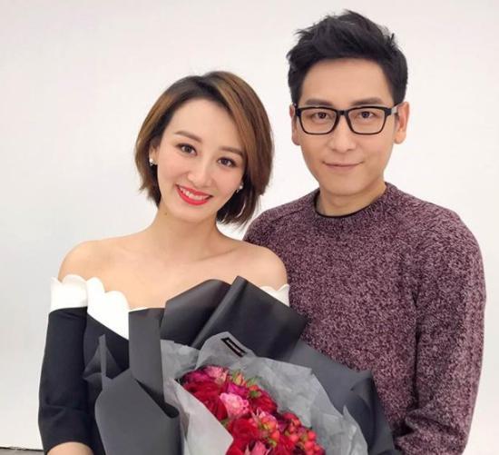 41歲主持人李好街頭拍段子，與老婆擁抱秀恩愛，女方絲襪長腿吸睛