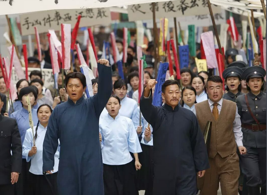 怎麼看待《熱血軍旗》選擇讓黃海冰扮演主席這一角色