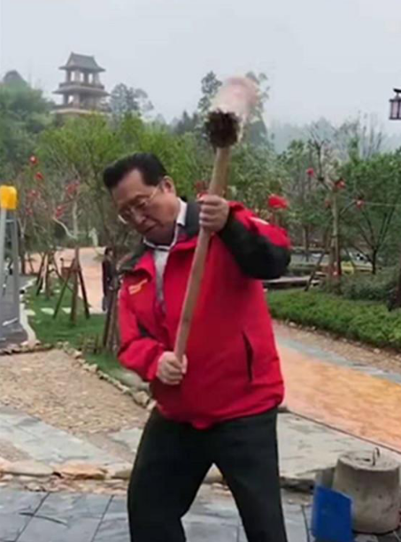 80歲李雙江近照體力超群，打年糕喊號子，自帶節奏活力十足