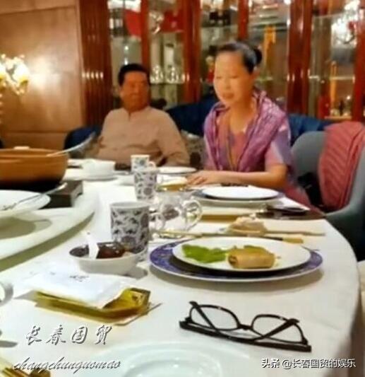 李雙江夫婦現身朋友聚會，小27歲嬌妻保養得宜人美歌甜