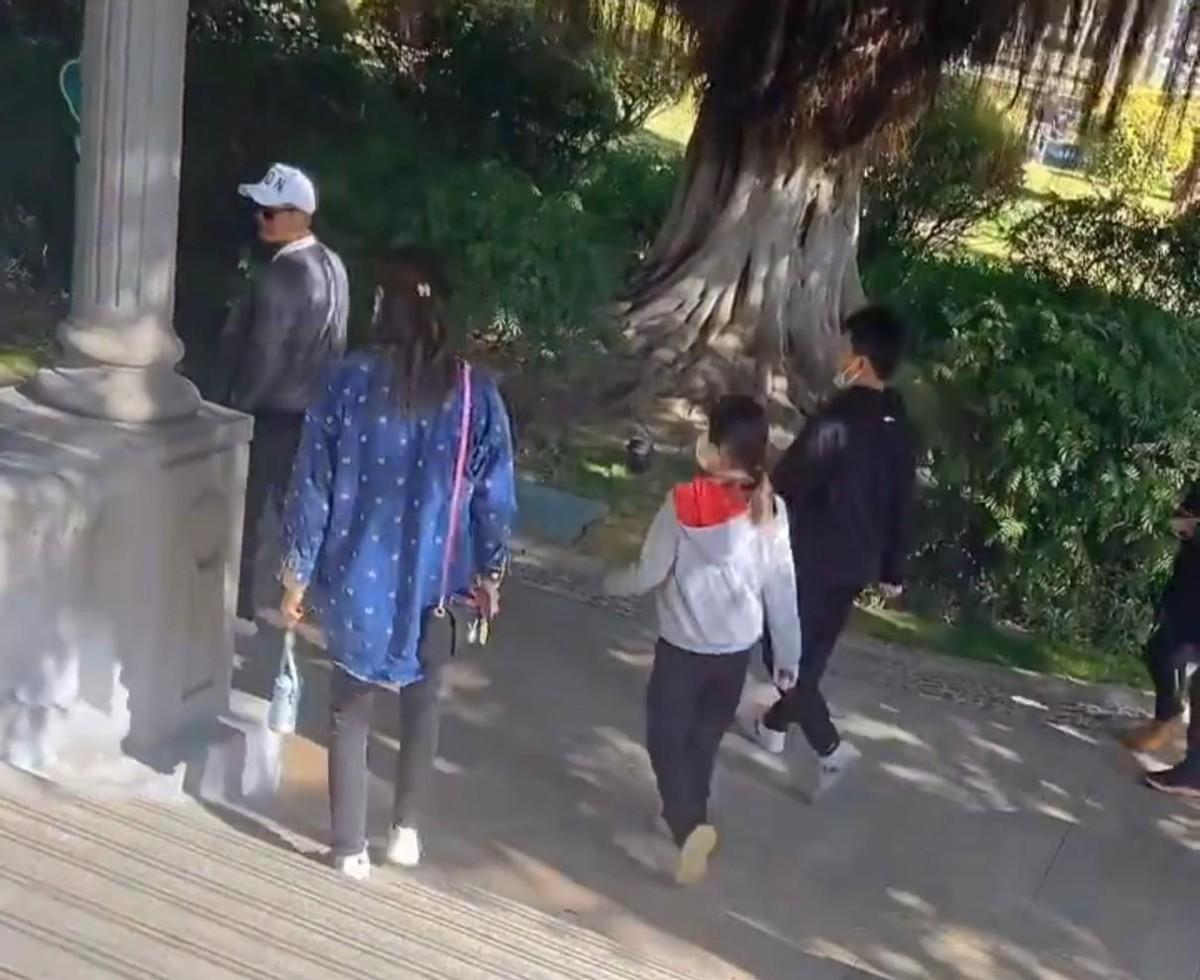 林丹夫婦私下散步被偶遇，謝杏芳在後緊跟老公步伐，兩人打扮低調