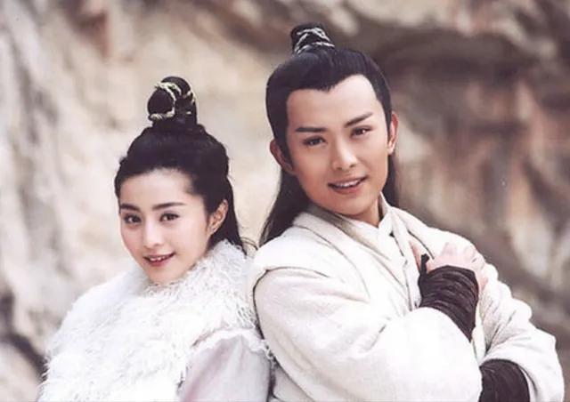 演員黃海冰，拍戲時遇見一個老婆，結婚8年兒女雙全