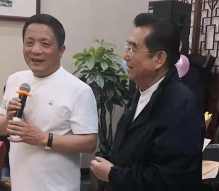 繼兒子出事後，82歲李雙江罕見攜嬌妻露面，同台獻唱顯親密
