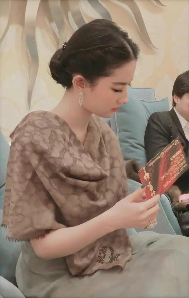 劉亦菲