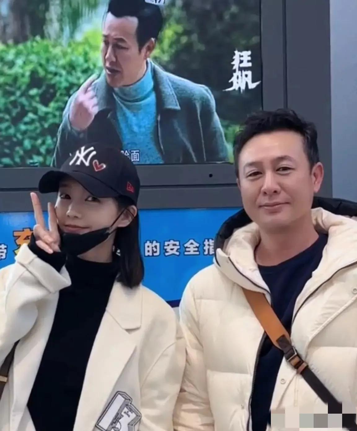 張頌文李一桐共赴慶功宴，機場和《狂飆》合照