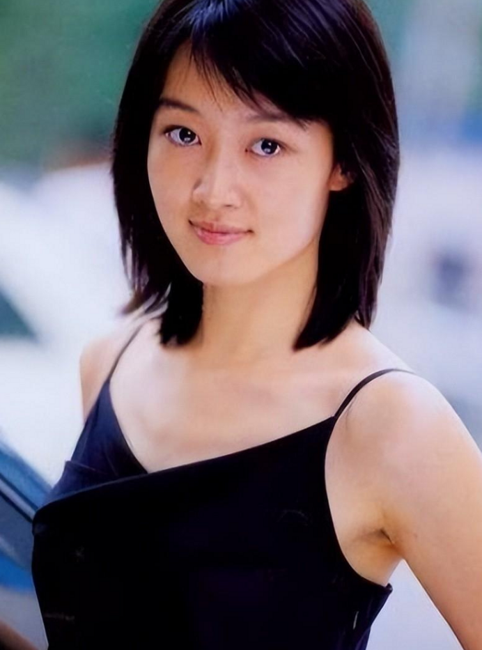 曾是央視美女主持的趙子琪，為丈夫路金波三年生倆，如今被寵成寶