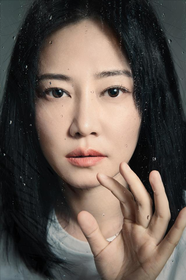 奉行不婚主義的譚卓，曾飽受憂鬱症困擾，出道13年靠兩部劇火出了圈