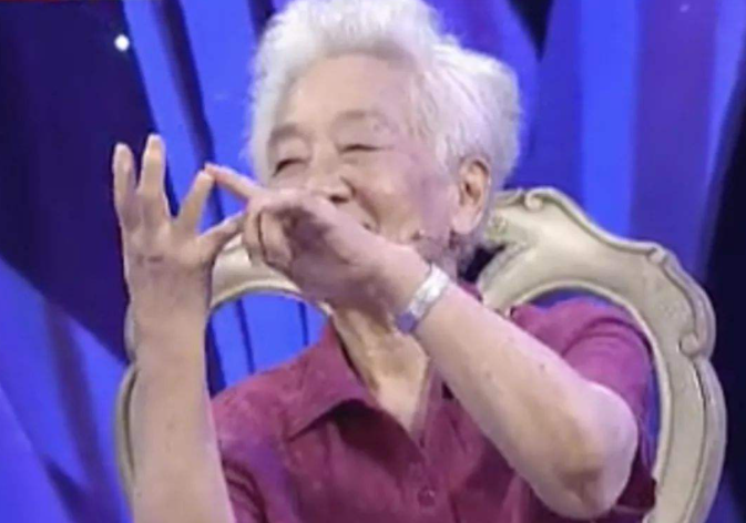 於藍