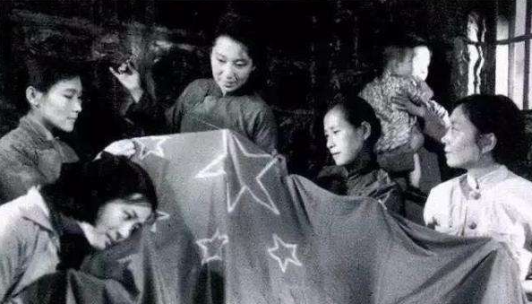 於藍