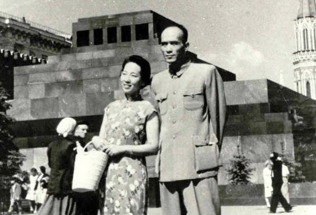 於藍