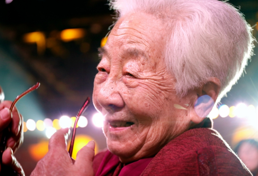 於藍