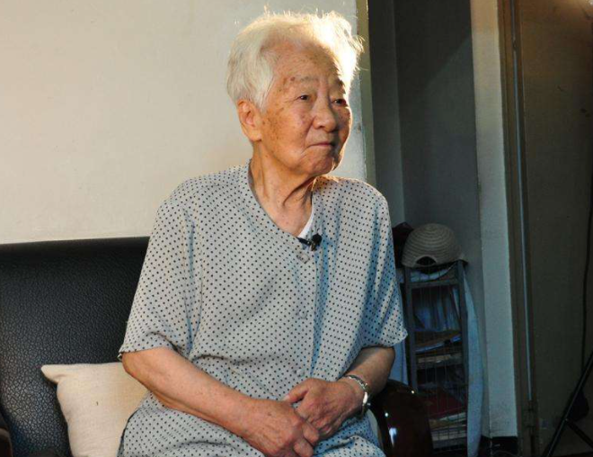 於藍