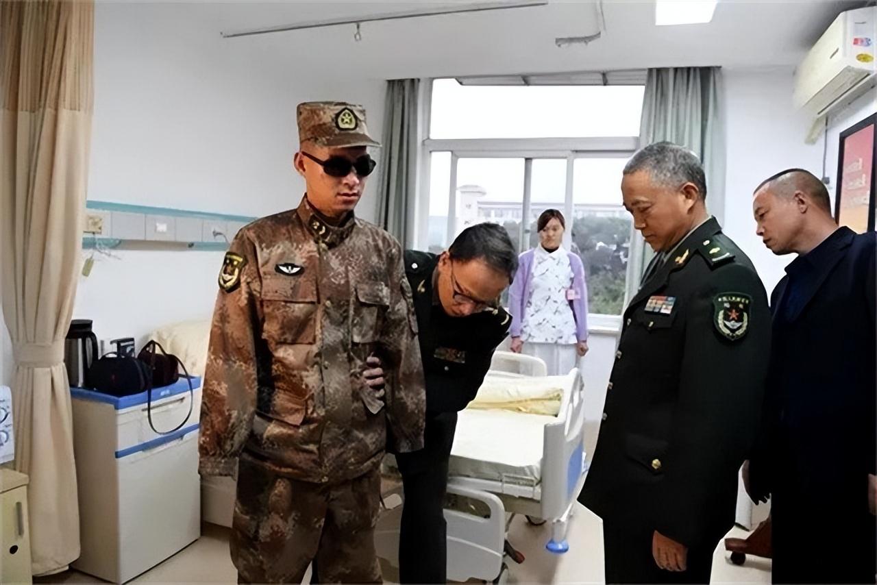 杜富國