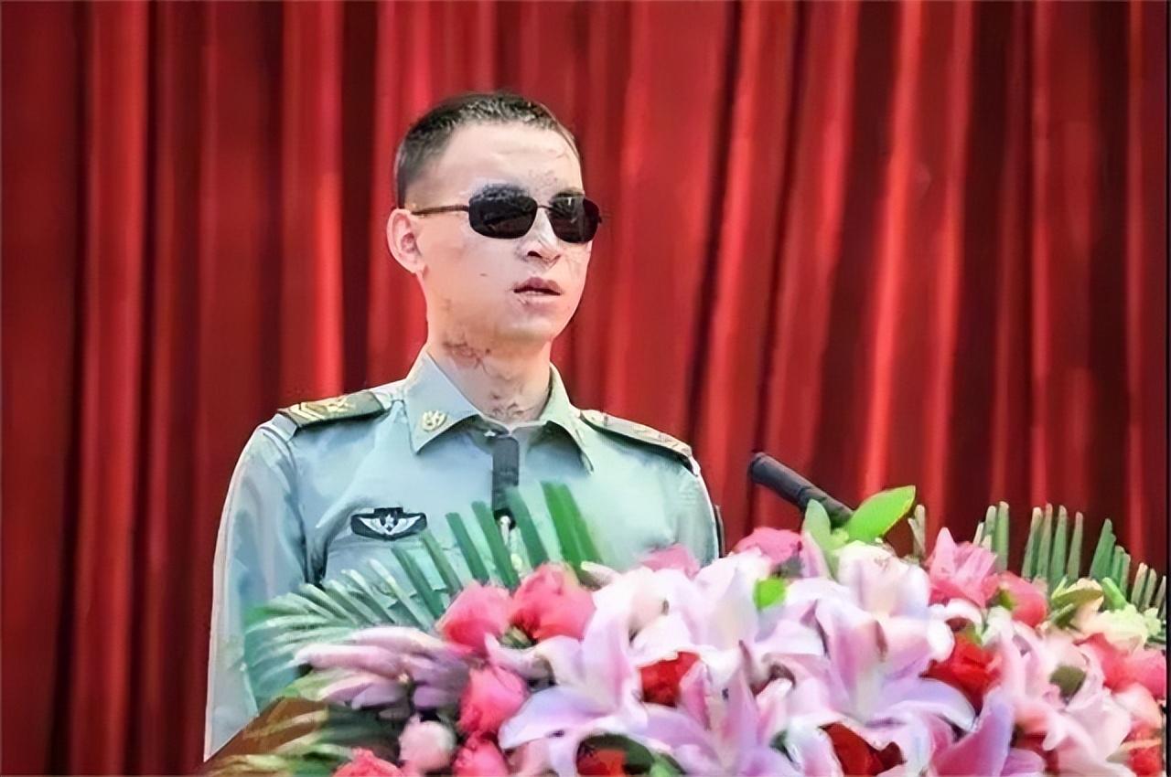 杜富國