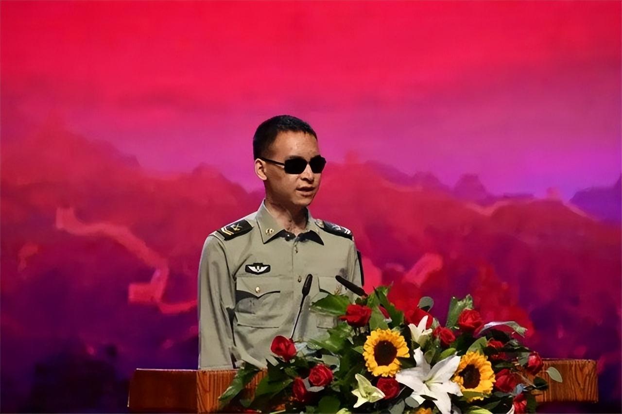 杜富國