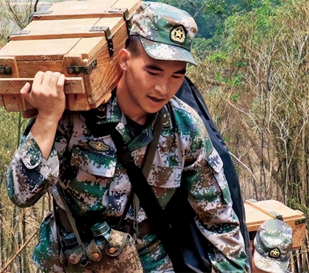 杜富國