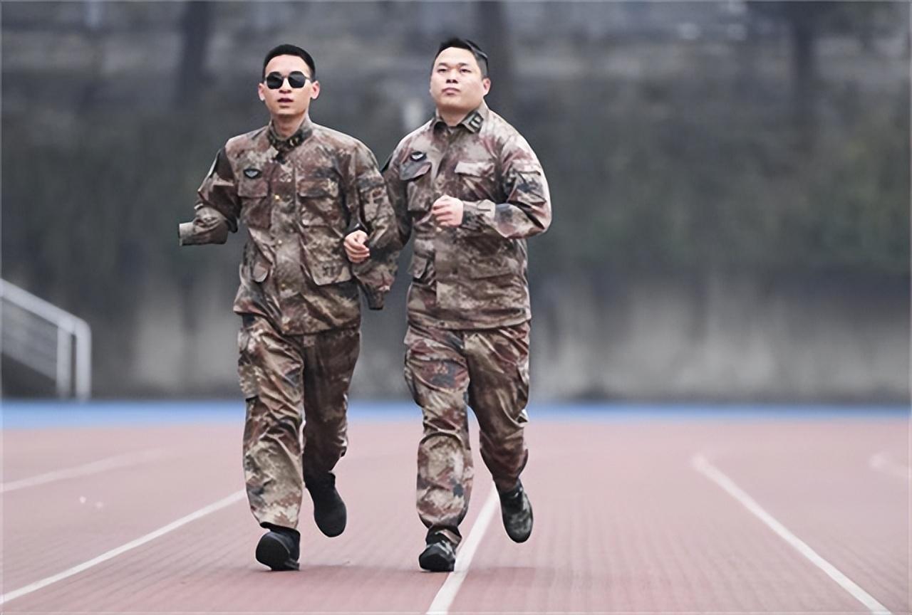 杜富國