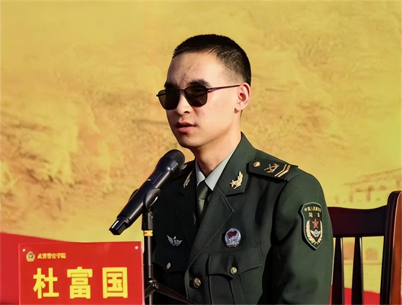 杜富國